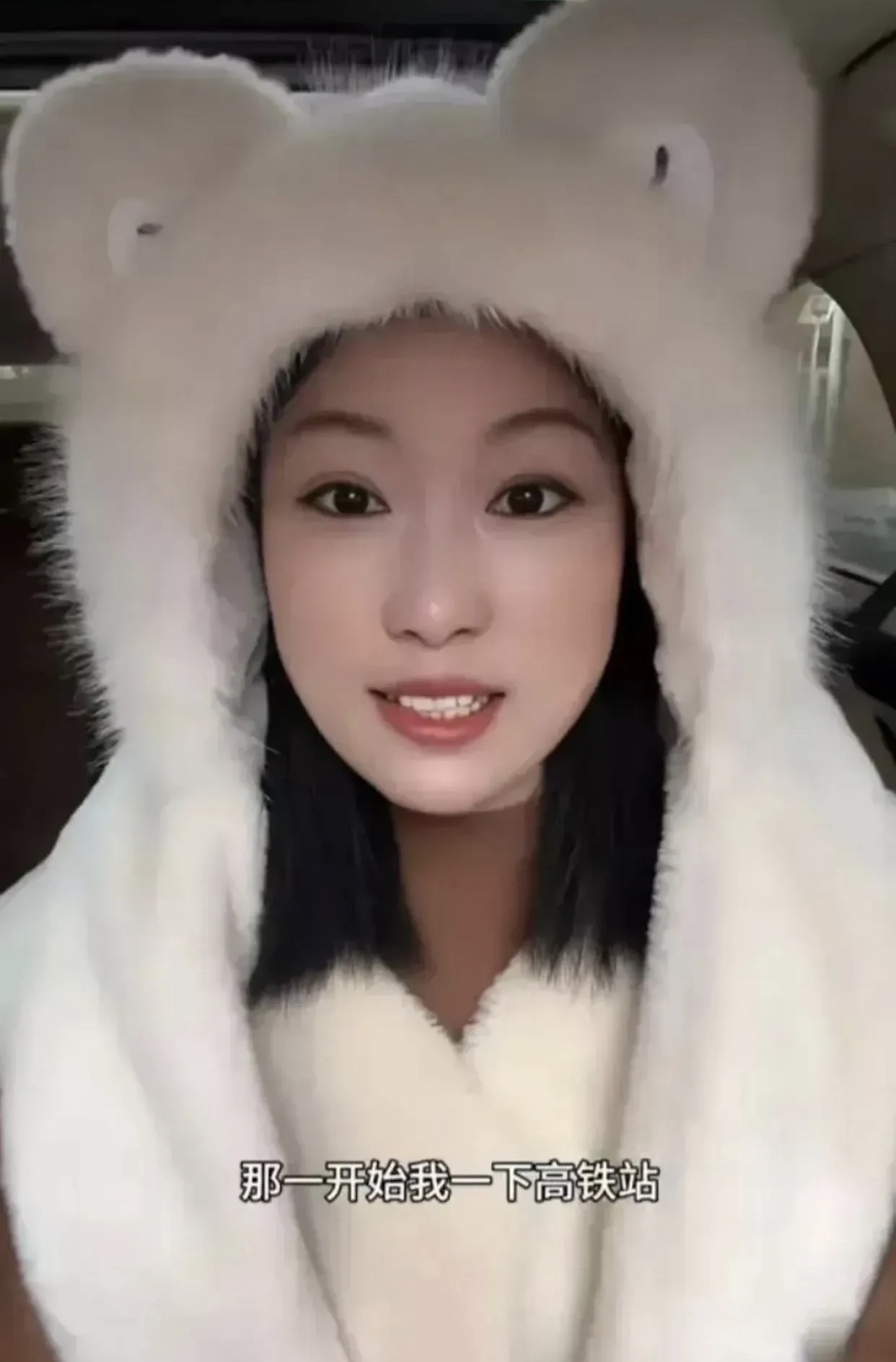 一位来自哈尔滨的本地姑娘,穿上了小土豆的装扮出门游玩,享受着公主般