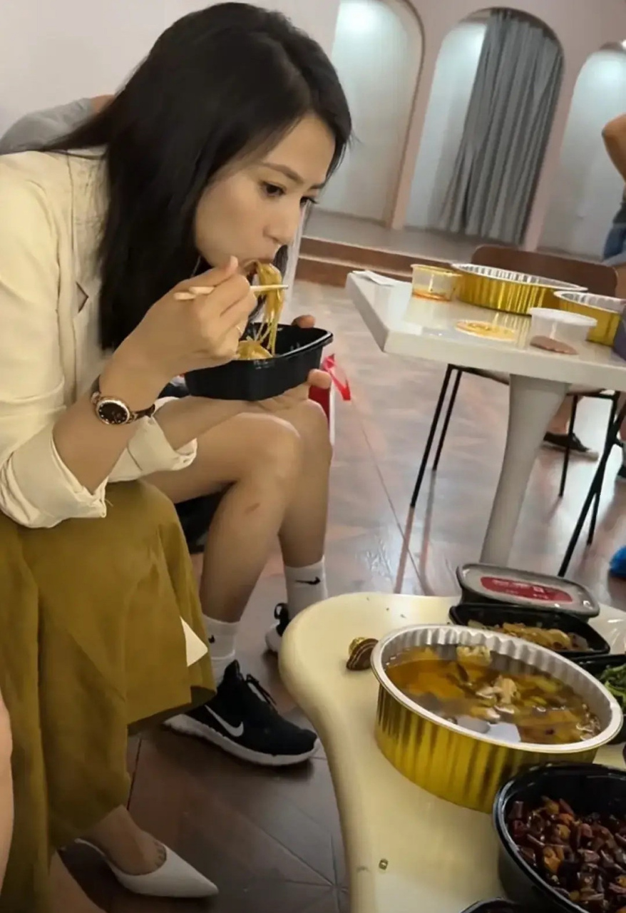 高圆圆吃东西,完全像在自己家里那么放得开,没有偶像的感觉,像素人一