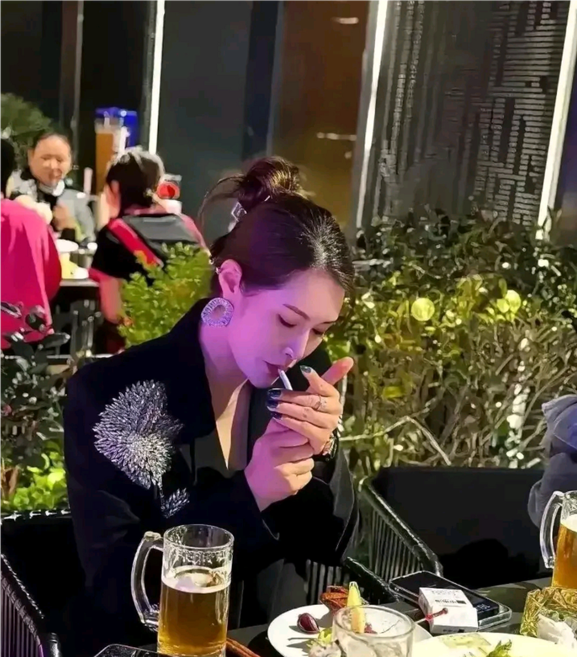 请问,抽烟喝酒的女人能列入良家妇女吗?