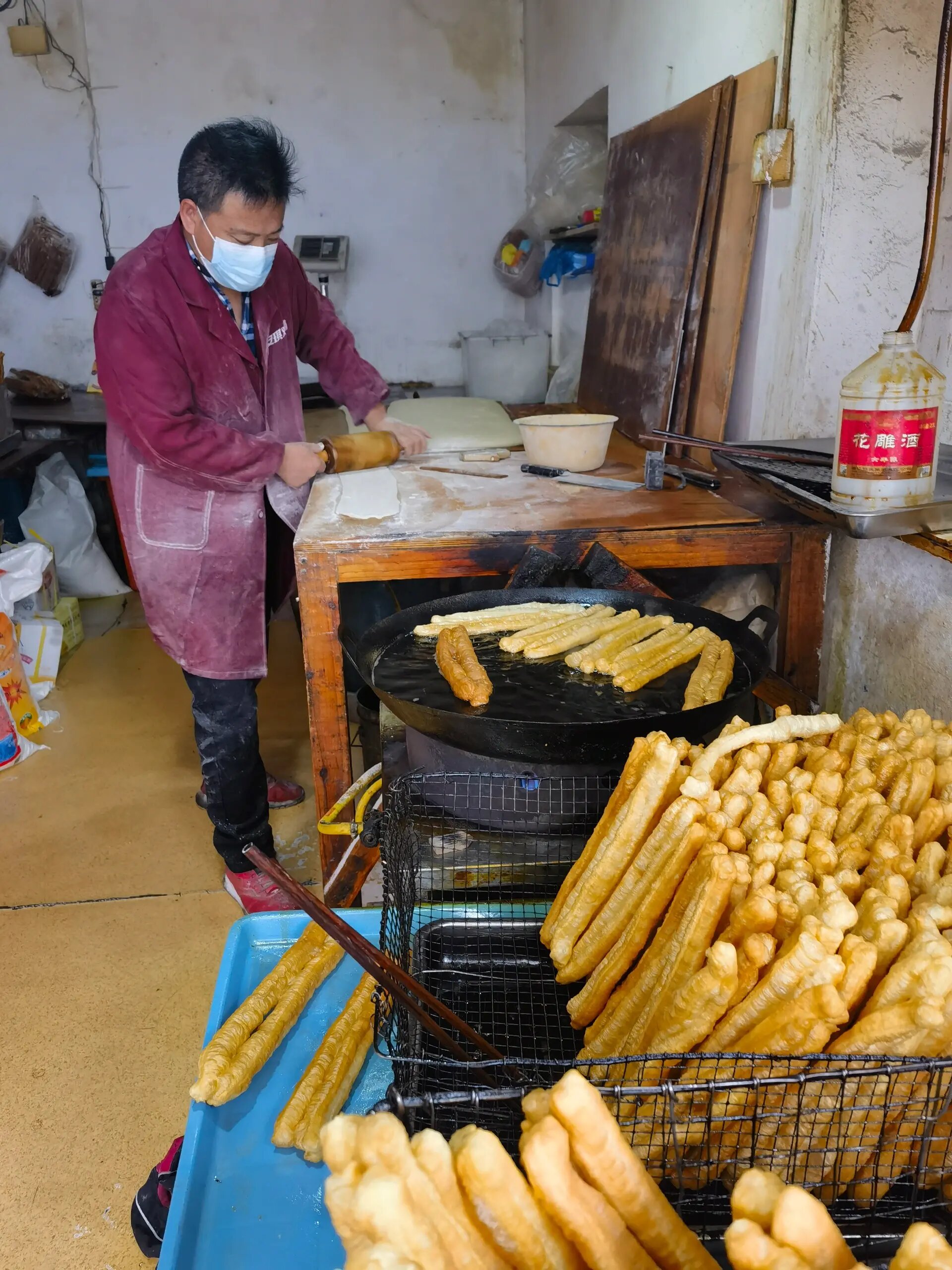 楼下新开一家早餐店,刚才去买油条,看到很多人在排队