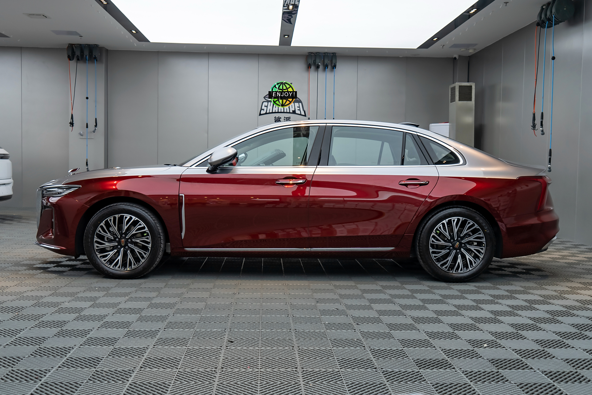 [原文:红银双拼的红旗h5,开在.