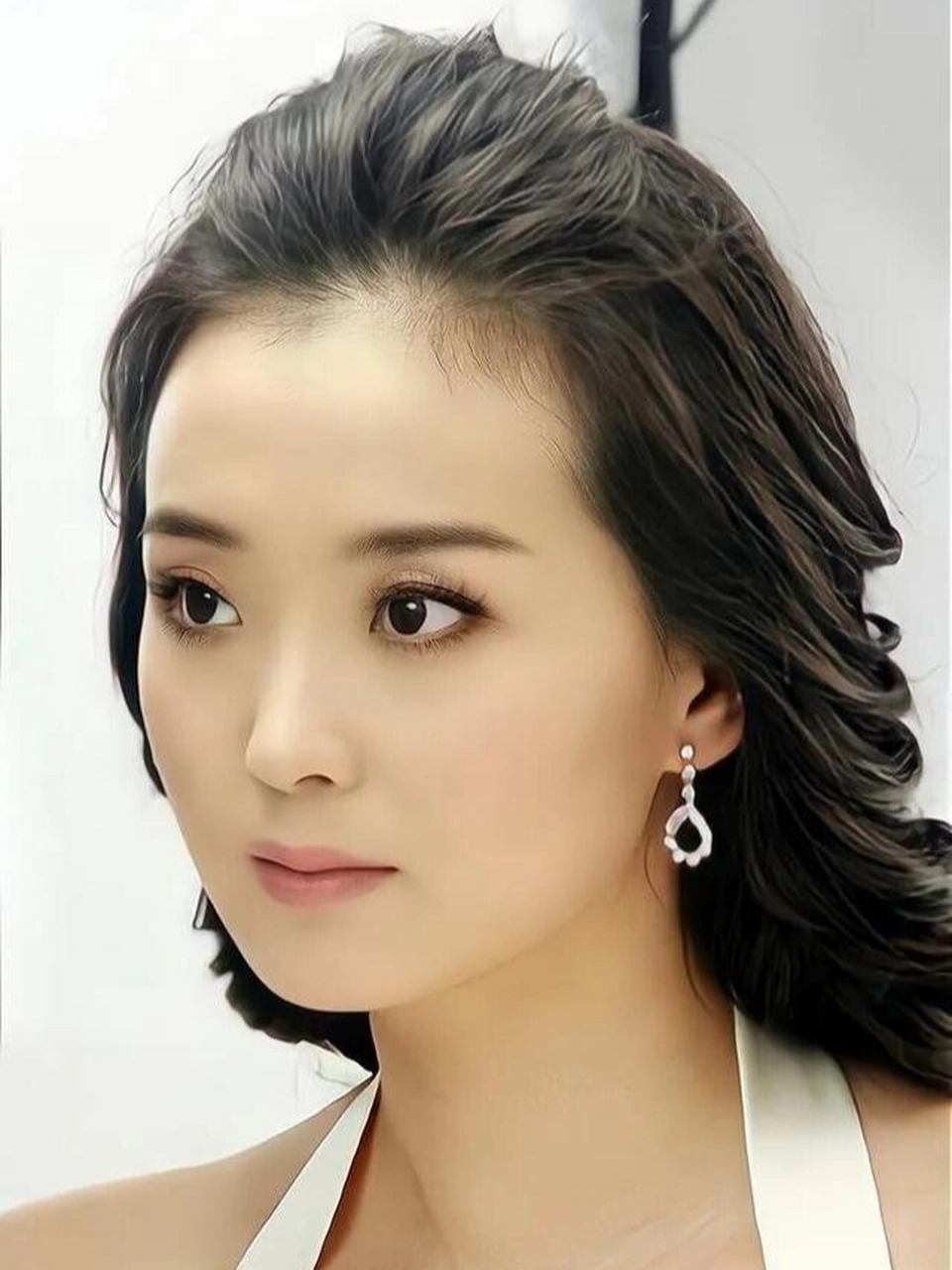 王艳昔日晴儿如今皇后 王艳在一念关山中饰演的昭节皇后,展现了她多年