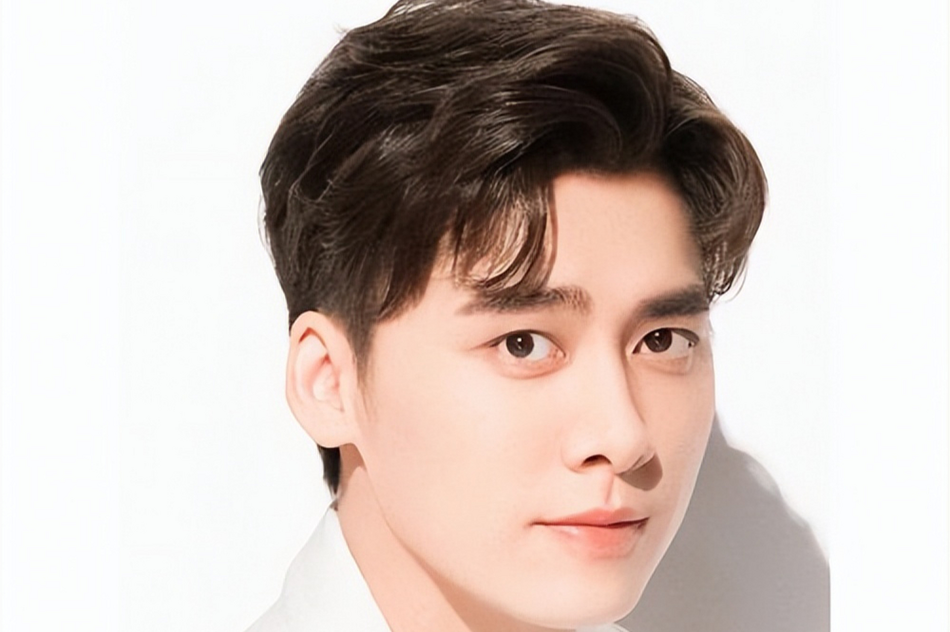 李易峰出身普通家庭,通过努力成为多才多艺的明星.