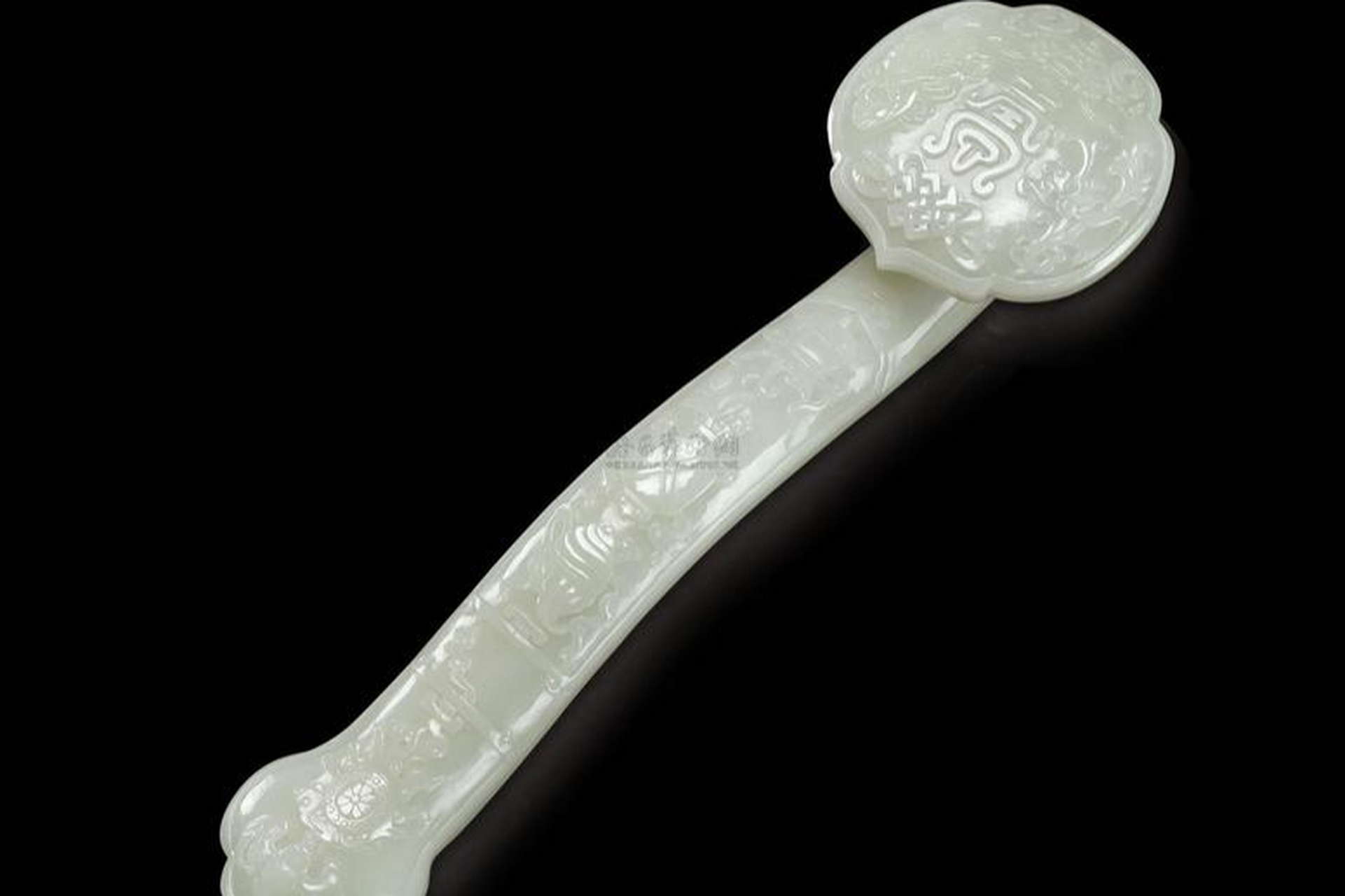 如意是中国传统工艺品,寓意吉祥,美好,也象征着权力,智慧和学识.