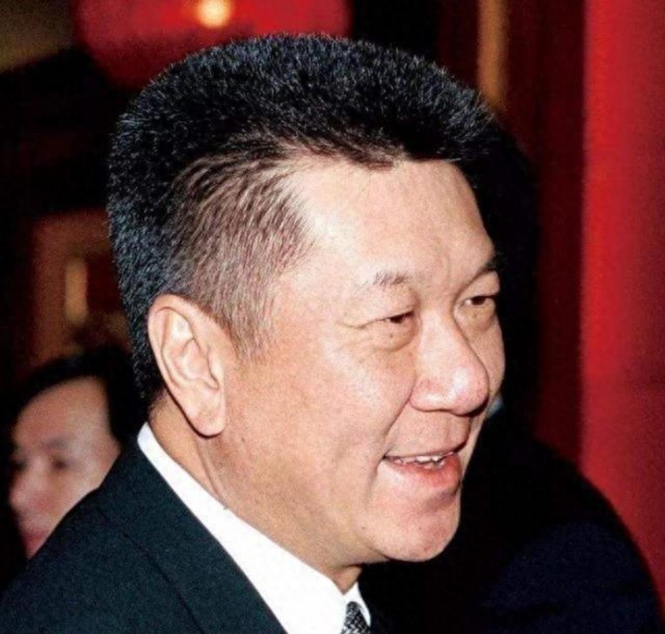 何贤是澳门博彩业的奠基人,他的商业才智推动了澳门的博彩业繁荣.