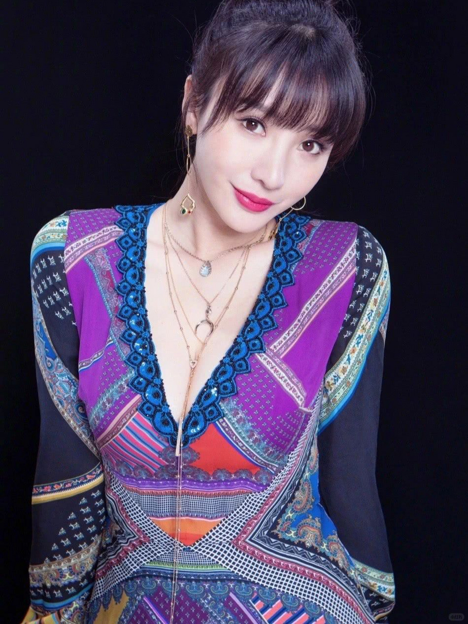 柳岩的穿搭风格大解析:  柳岩的穿搭风格独具特色,善于运用各种时尚