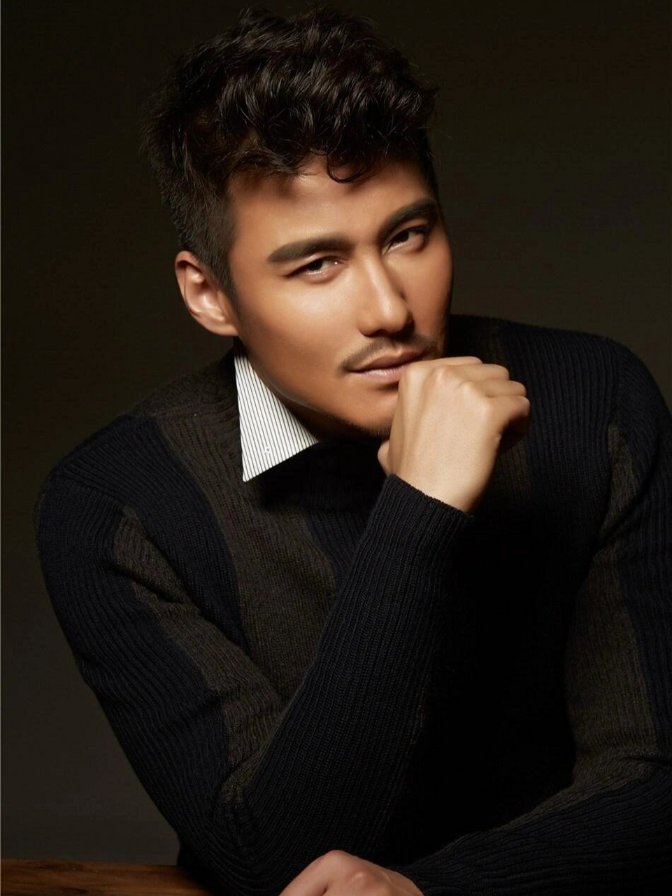 演员胡兵51岁仍未婚 知名演员胡兵近期因参加某节目,再度成为公众瞩目