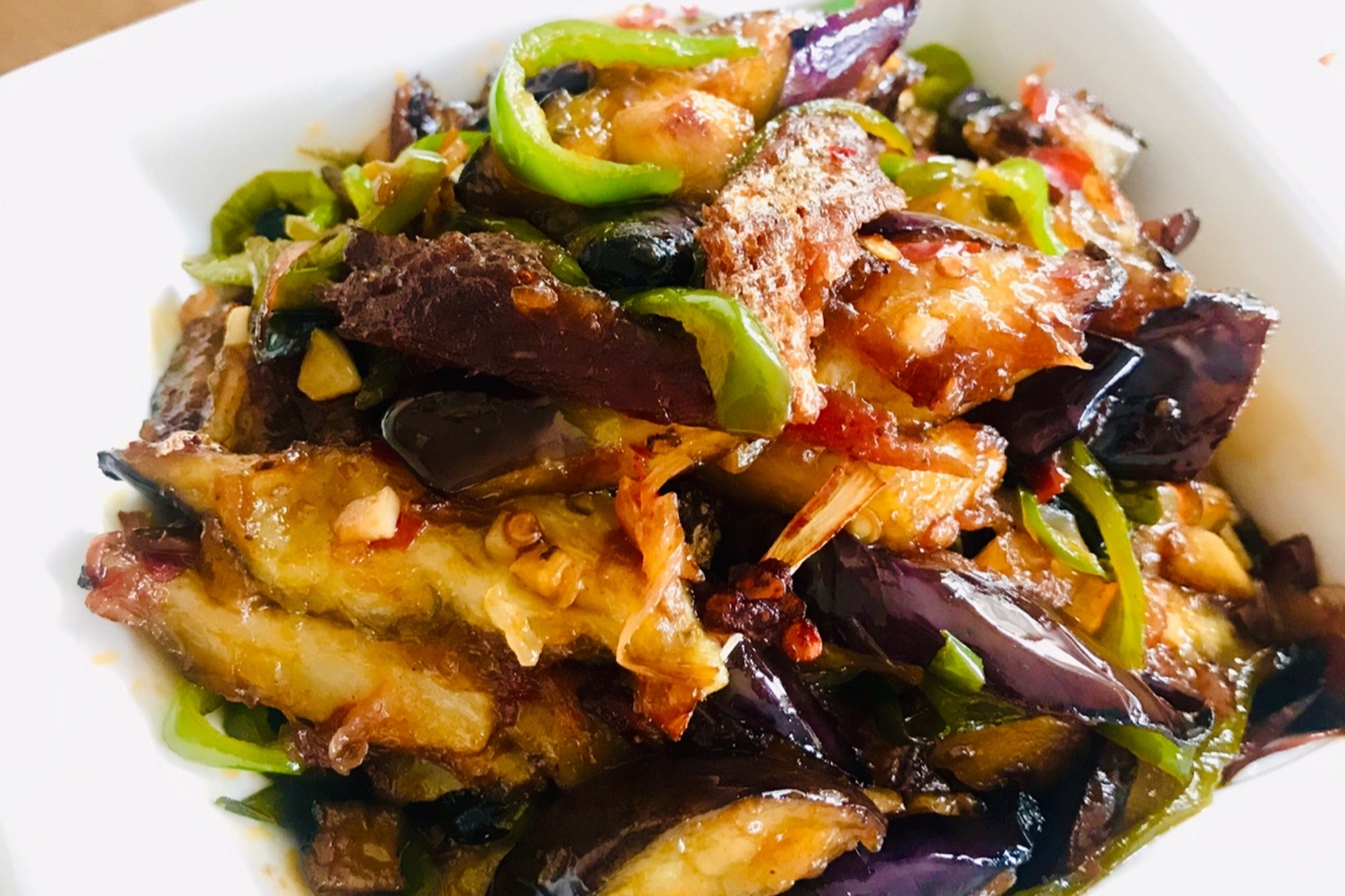 豆豉鲮鱼烧茄子是一道色香味俱佳的家常菜,将豆豉鲮鱼的鲜美和茄子的