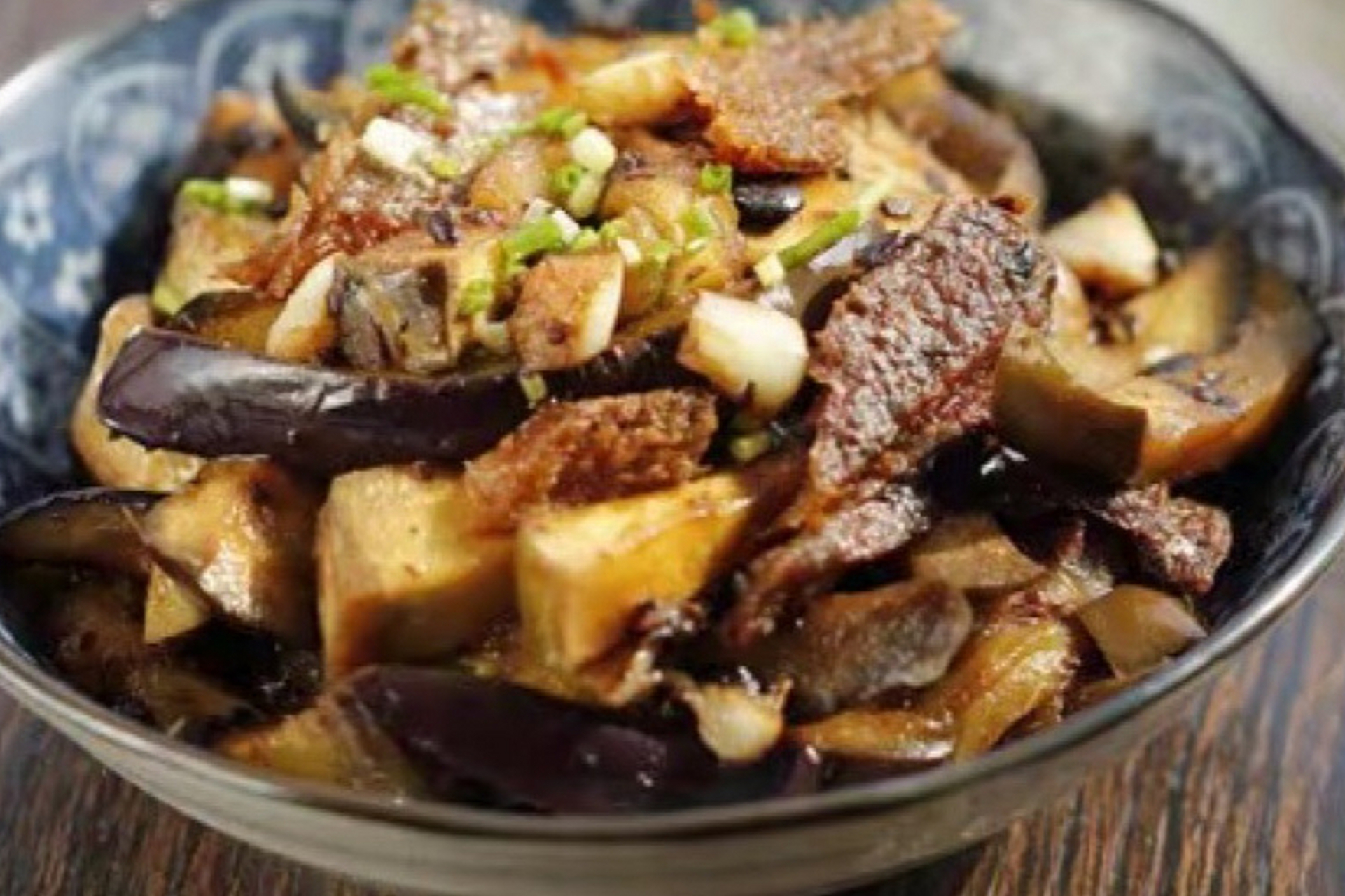 豆豉鲮鱼烧茄子是一道色香味俱佳的家常菜,将豆豉鲮鱼的鲜美和茄子的