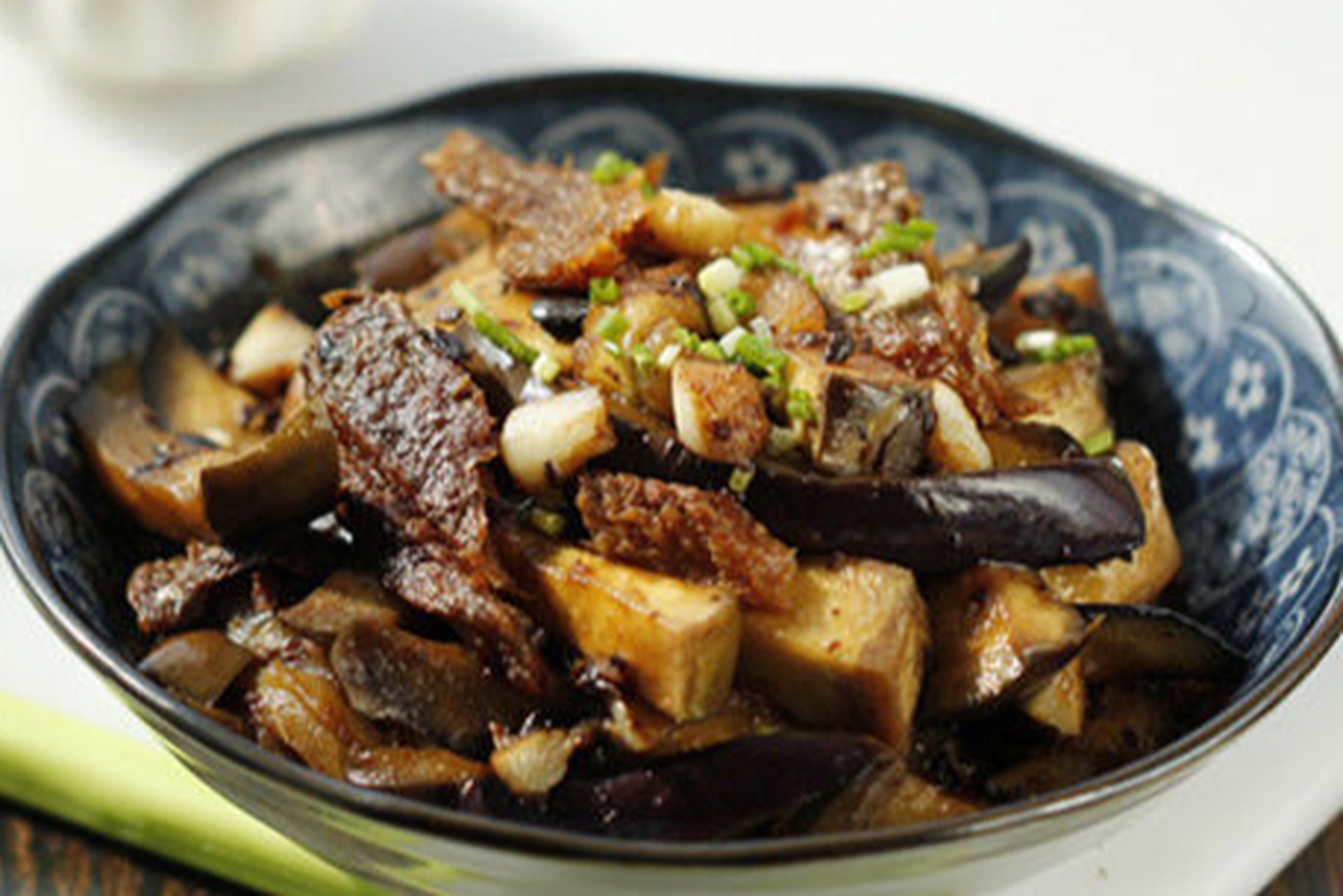 豆豉鲮鱼烧茄子是一道色香味俱佳的家常菜,将豆豉鲮鱼的鲜美和茄子的