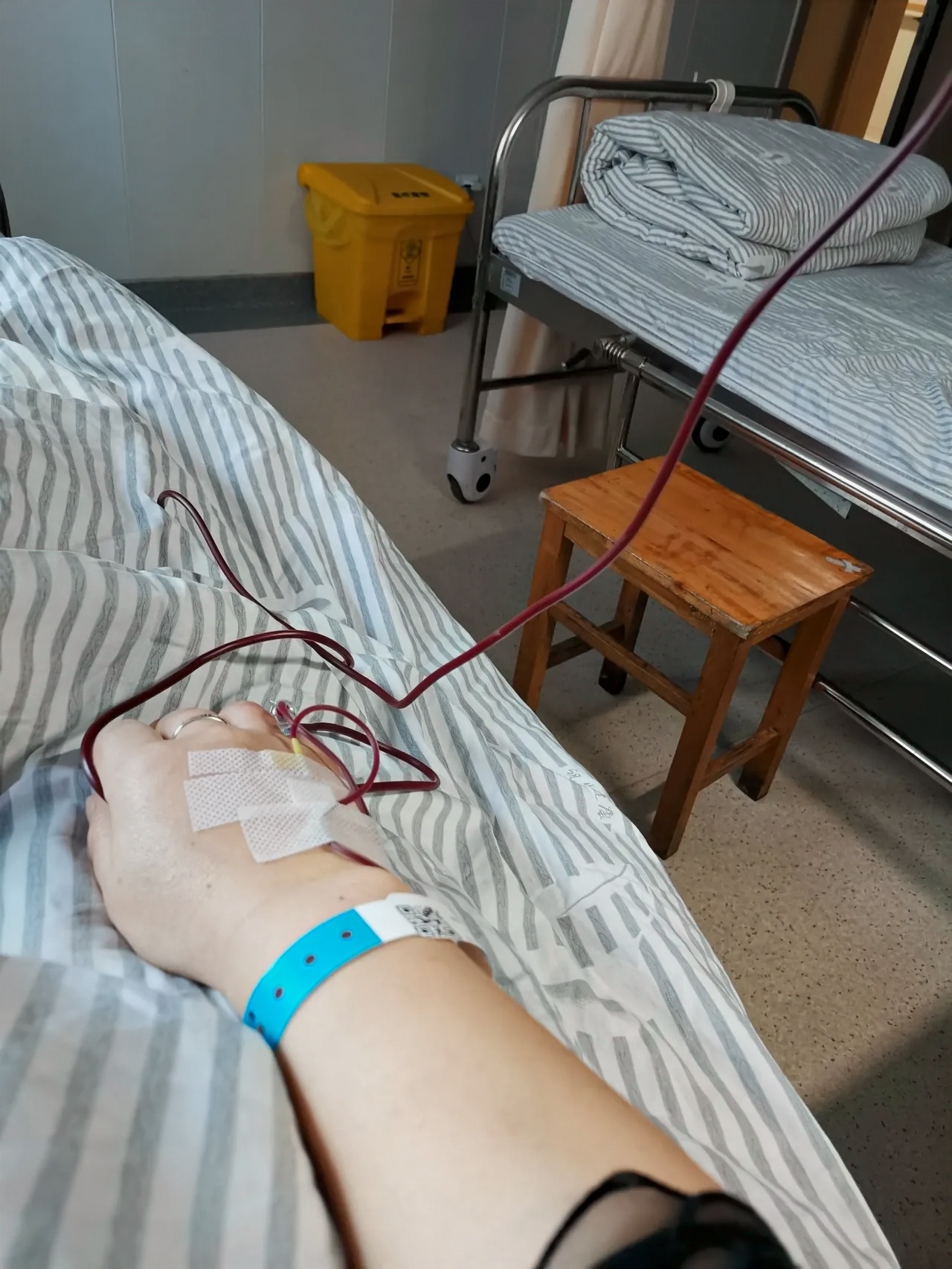 输血的图片真实实况躺到血里面的人图片割脉住院图片受伤满身是血在