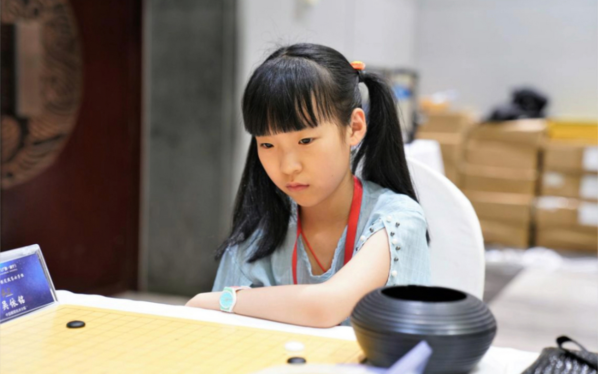 围棋天才少女吴依铭图片