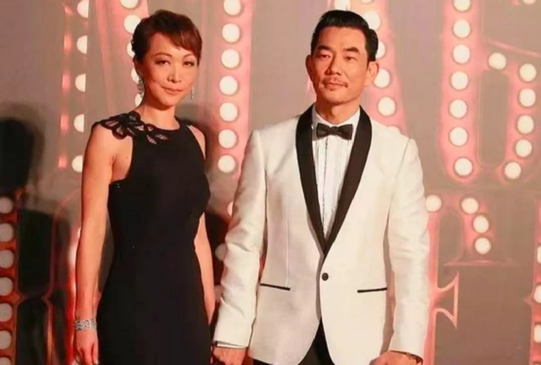 任贤齐和妻子tina同框亮相,两人穿搭风格各异.