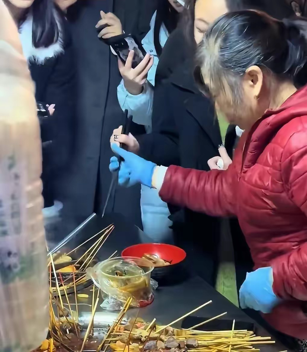 认怂了长沙106元麻辣烫摊主退还106元因违法被处理悔不当初