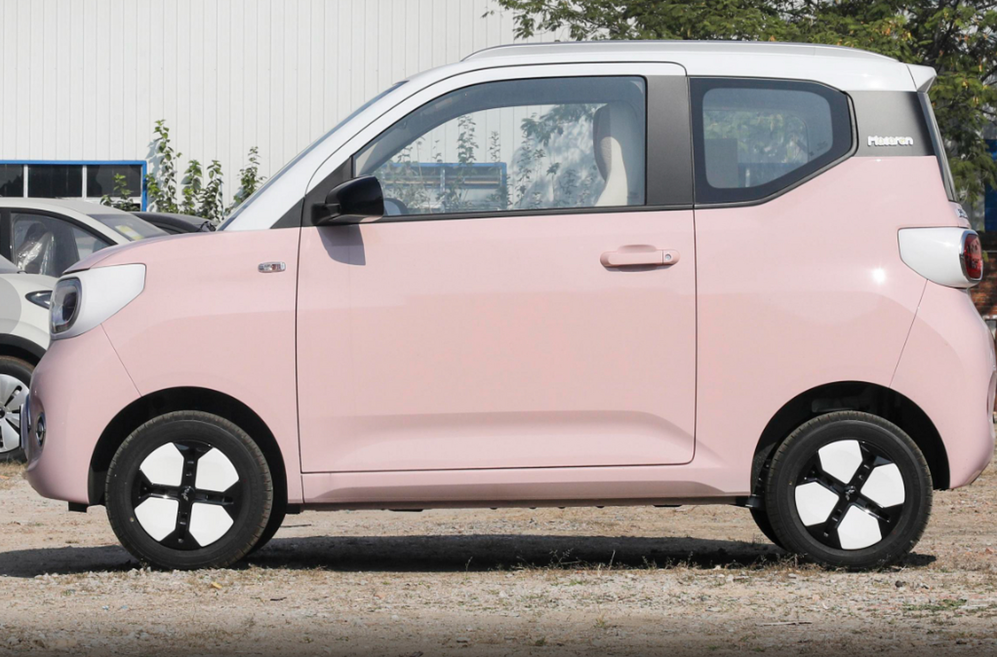 宏光miniev第三代马卡龙凭借亲民定位,时尚外观,安全性能,长续航和