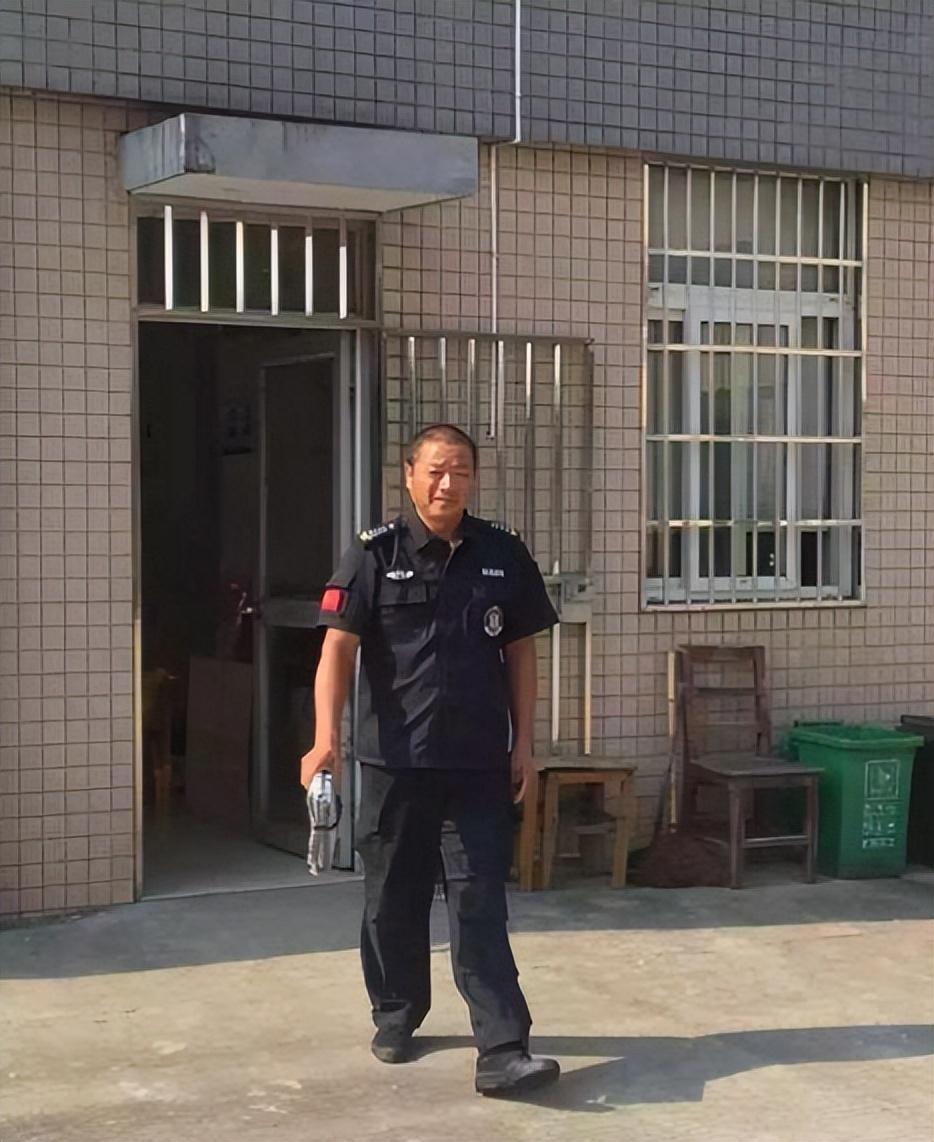 标题家庭再次聚合退休父亲潇洒当公司保安神秘身份隐藏