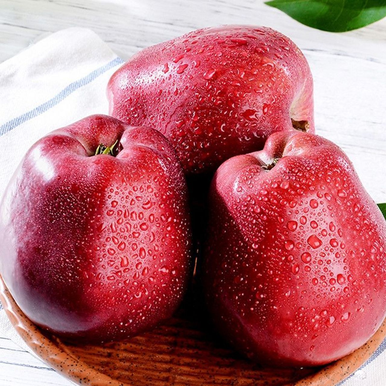 天水花牛苹果,色泽鲜红,口感独特,营养丰富,是中国优质苹果的代表.