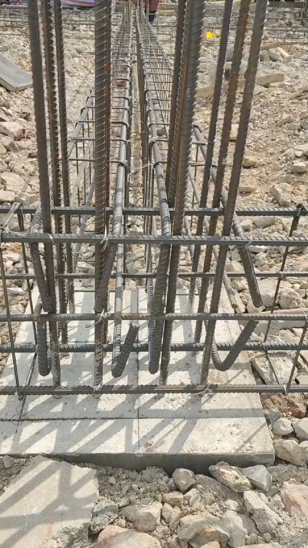 地梁钢筋绑扎质量有保证,牢固结实,大家知道为什么中间要留个缝吗?