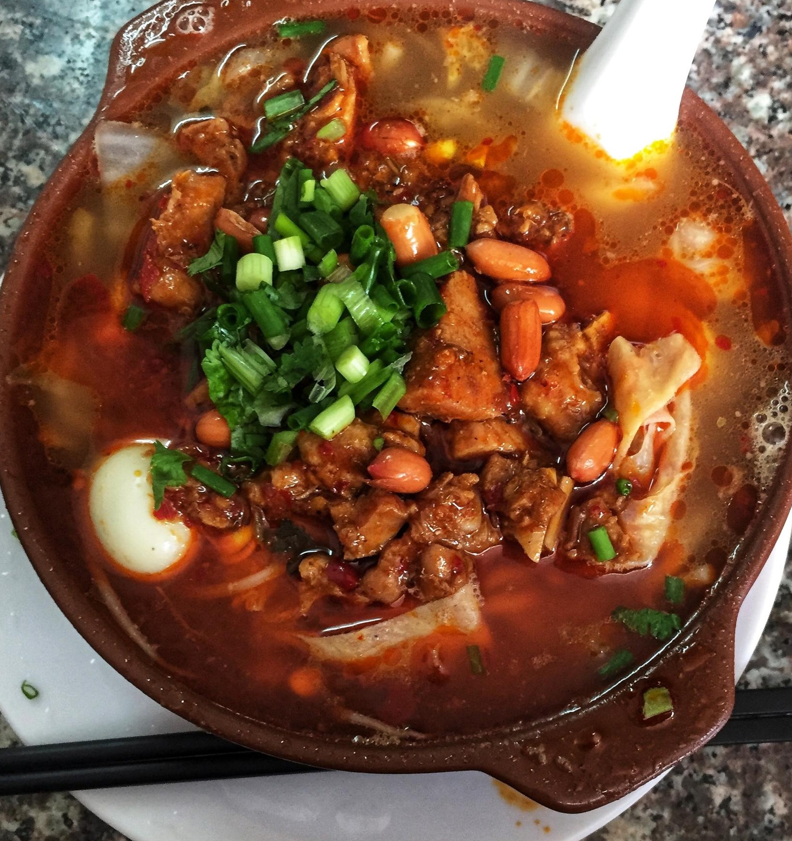 今天给大家分享一道超级好吃的砂锅辣鸡粉,鲜辣过瘾,让你回味无穷!