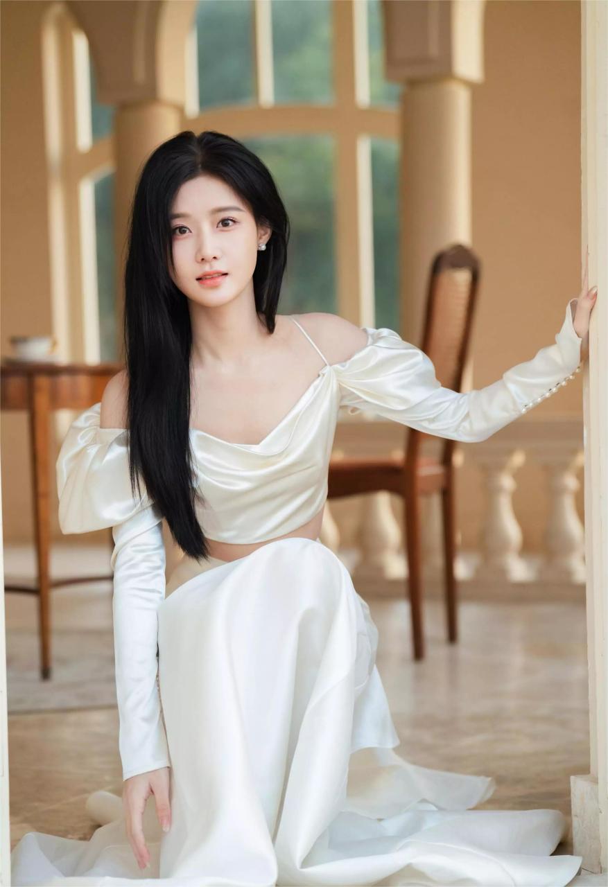 陈意涵身材太出众了,白色缎面长袖吊带背心搭同色长裙,高贵典雅