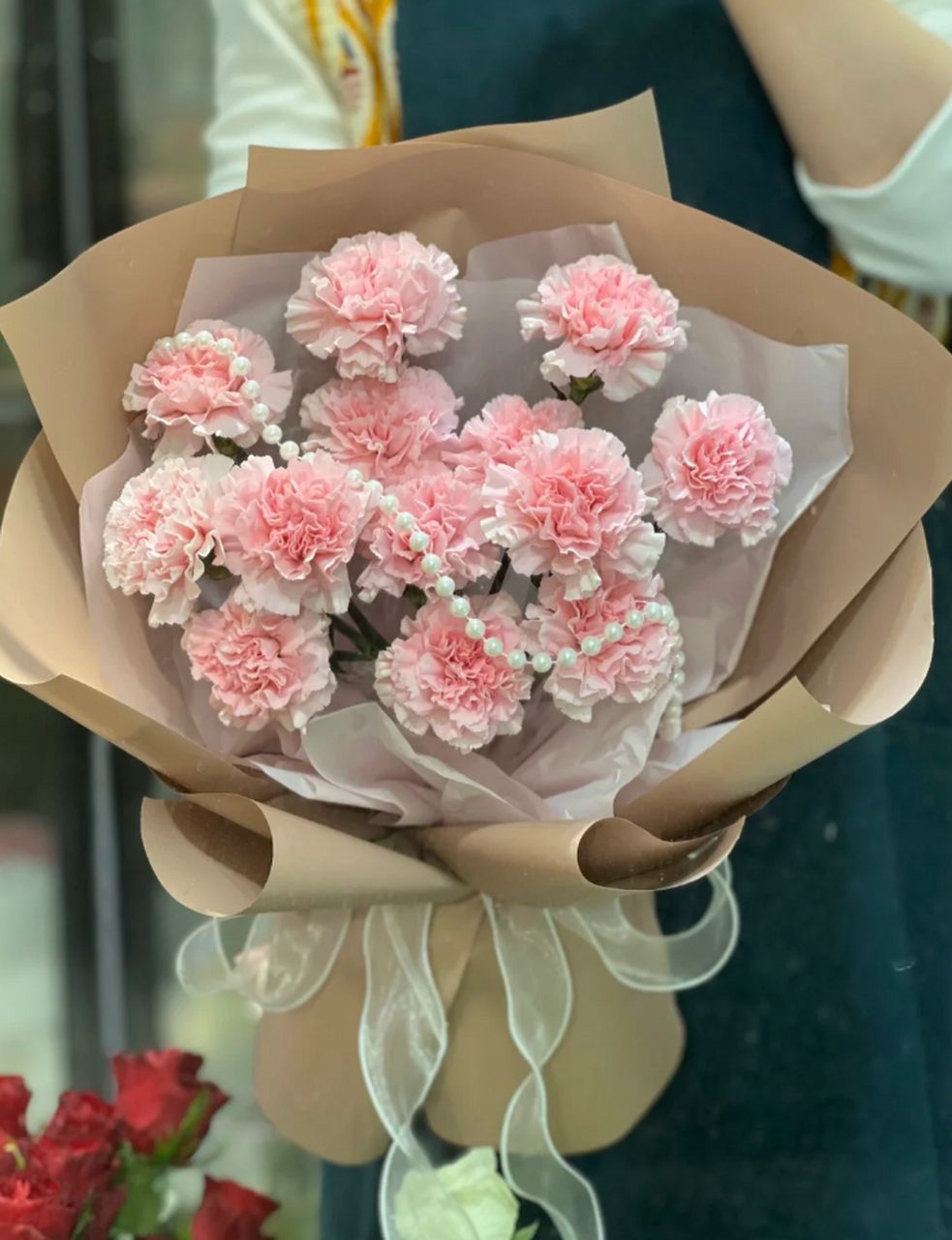 粉色康乃馨的浓情蜜意:与你同行的美好时光 在五彩斑斓的花海中,粉色