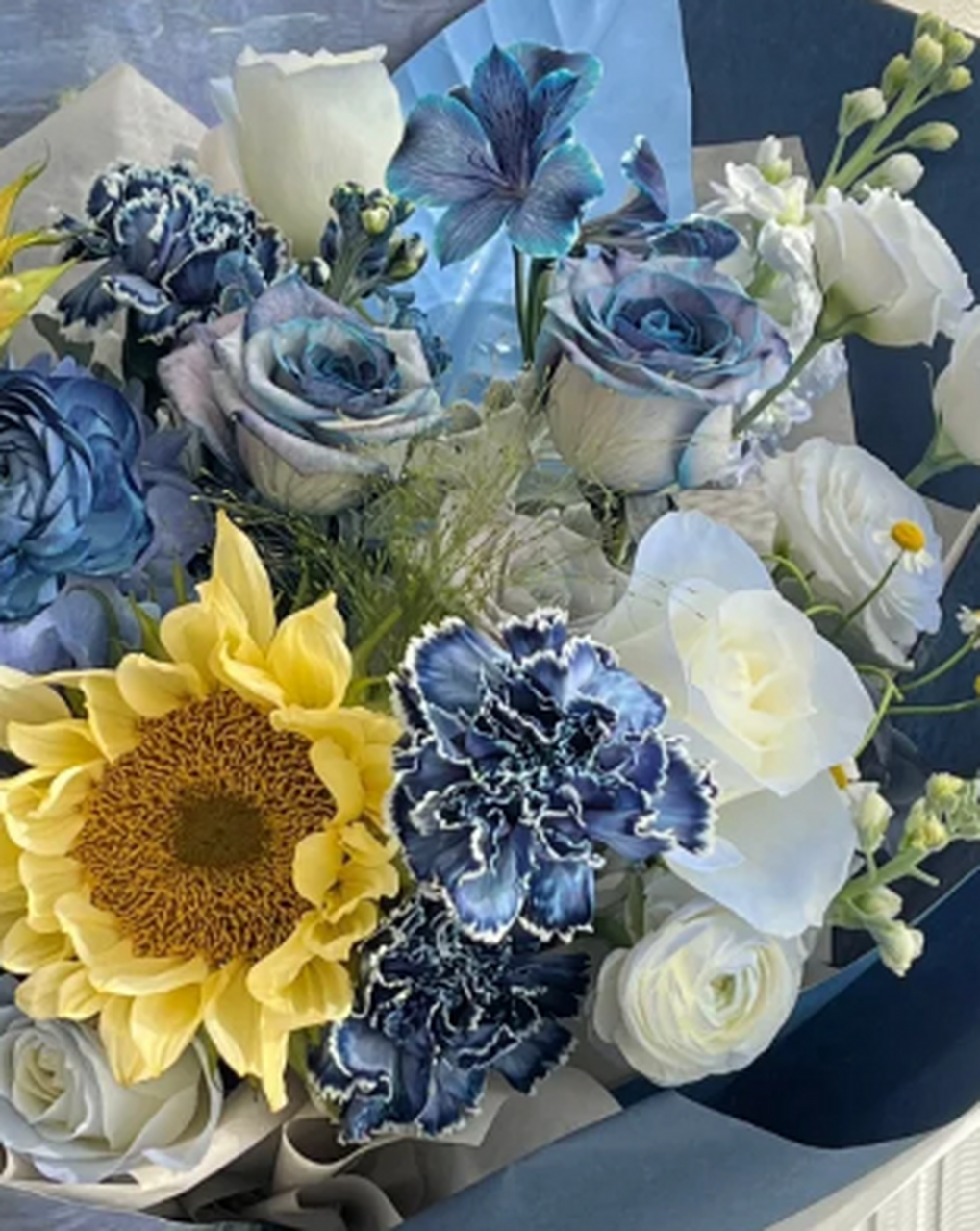 静谧蓝色系 奶油向日葵花束 在花的世界里,蓝色系花束以其深沉,静谧的