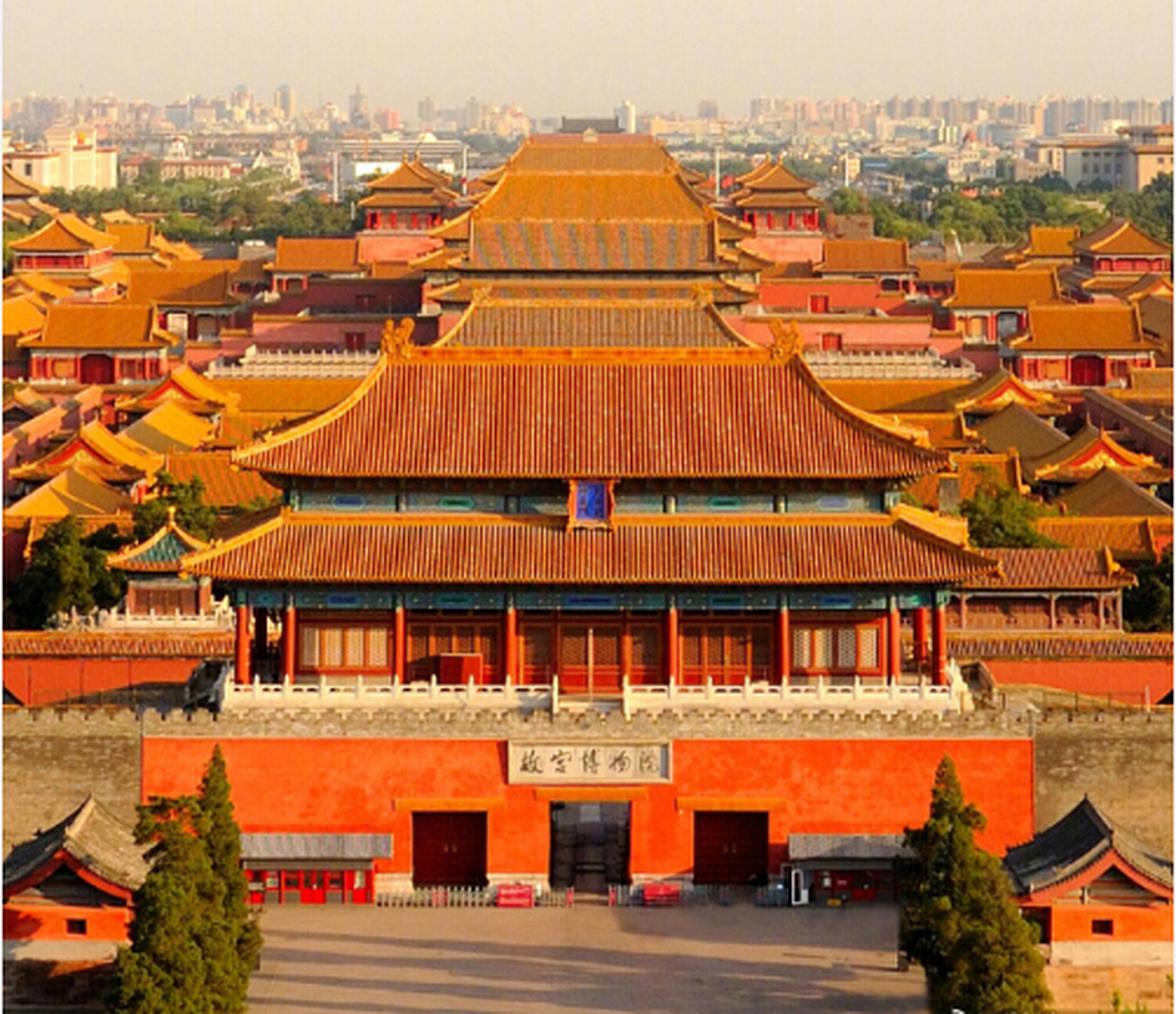 故宫又称紫禁城,是明,清两代的皇宫,也是古老中国的标志和象征.