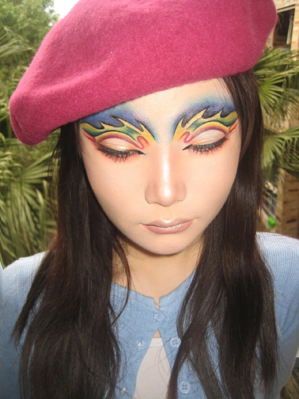 创意彩绘妆是一种充满创意和艺术感的妆容,其特点是将彩绘技巧融入到