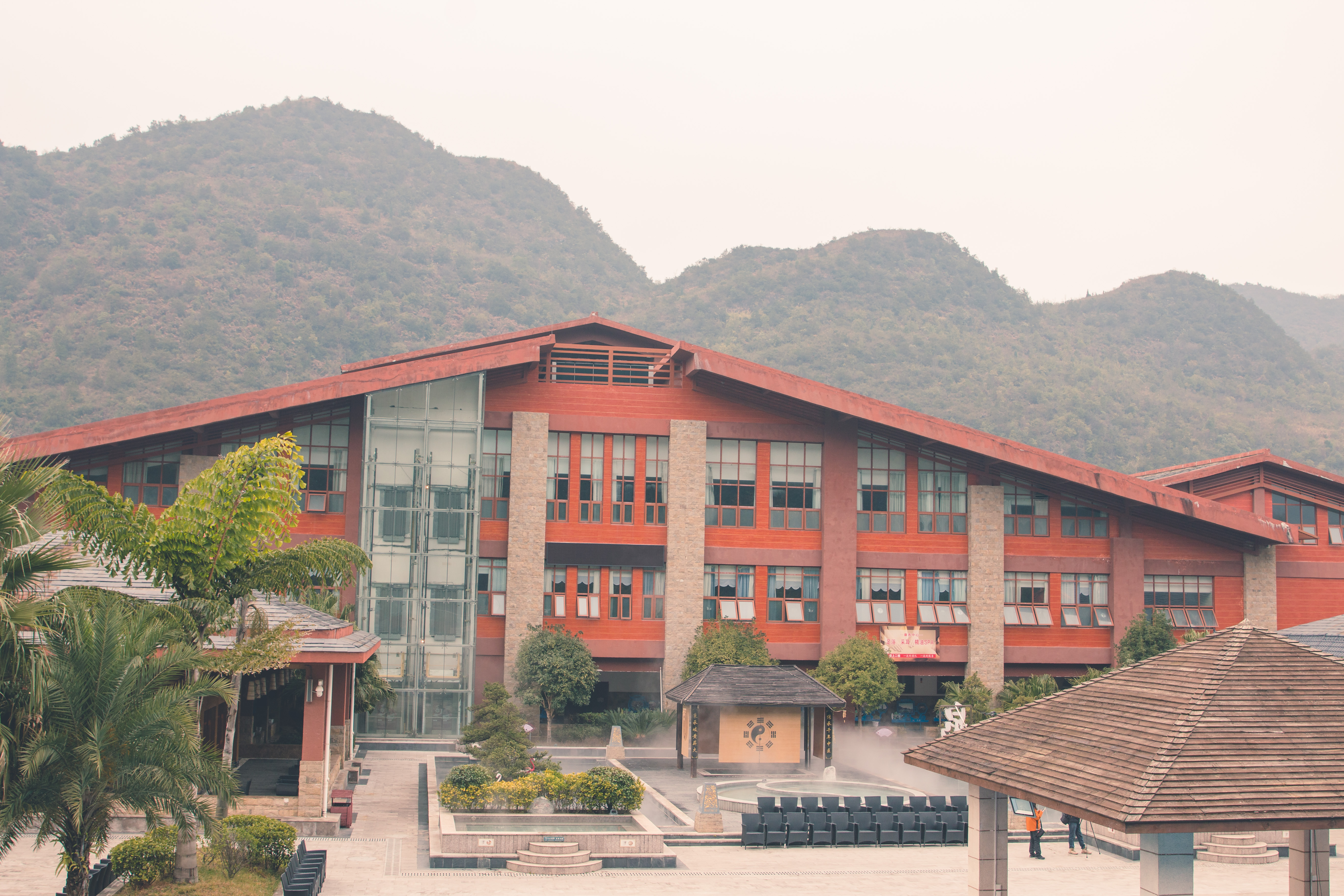 省六盘水市六枝特区落别乡,是贵州地区规模较大的温泉旅游度假区之一