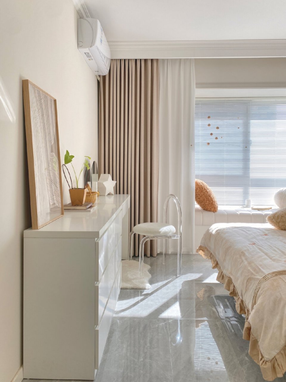 主卧背景墙布莱垦棕 其余三面墙杏子灰 当初为选窗帘颜色纠结了很 