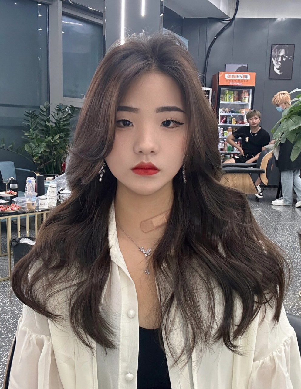 亚麻灰棕正确打开方式  浅亚麻色,一款时尚又显白的发色,尤其适合那些