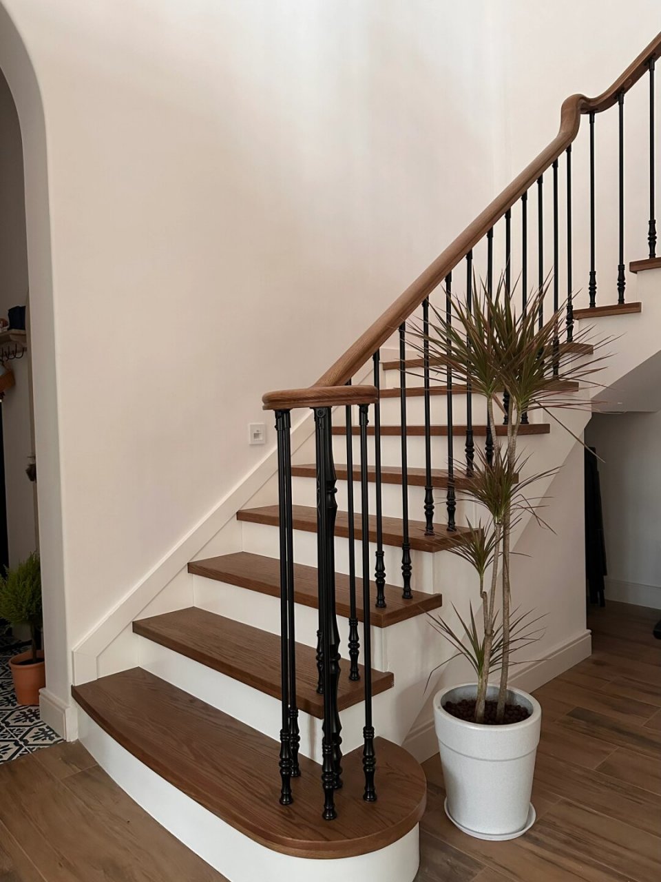 还原美剧里的经典实木楼梯  楼梯作为家居空间中的独立构造单元,无需