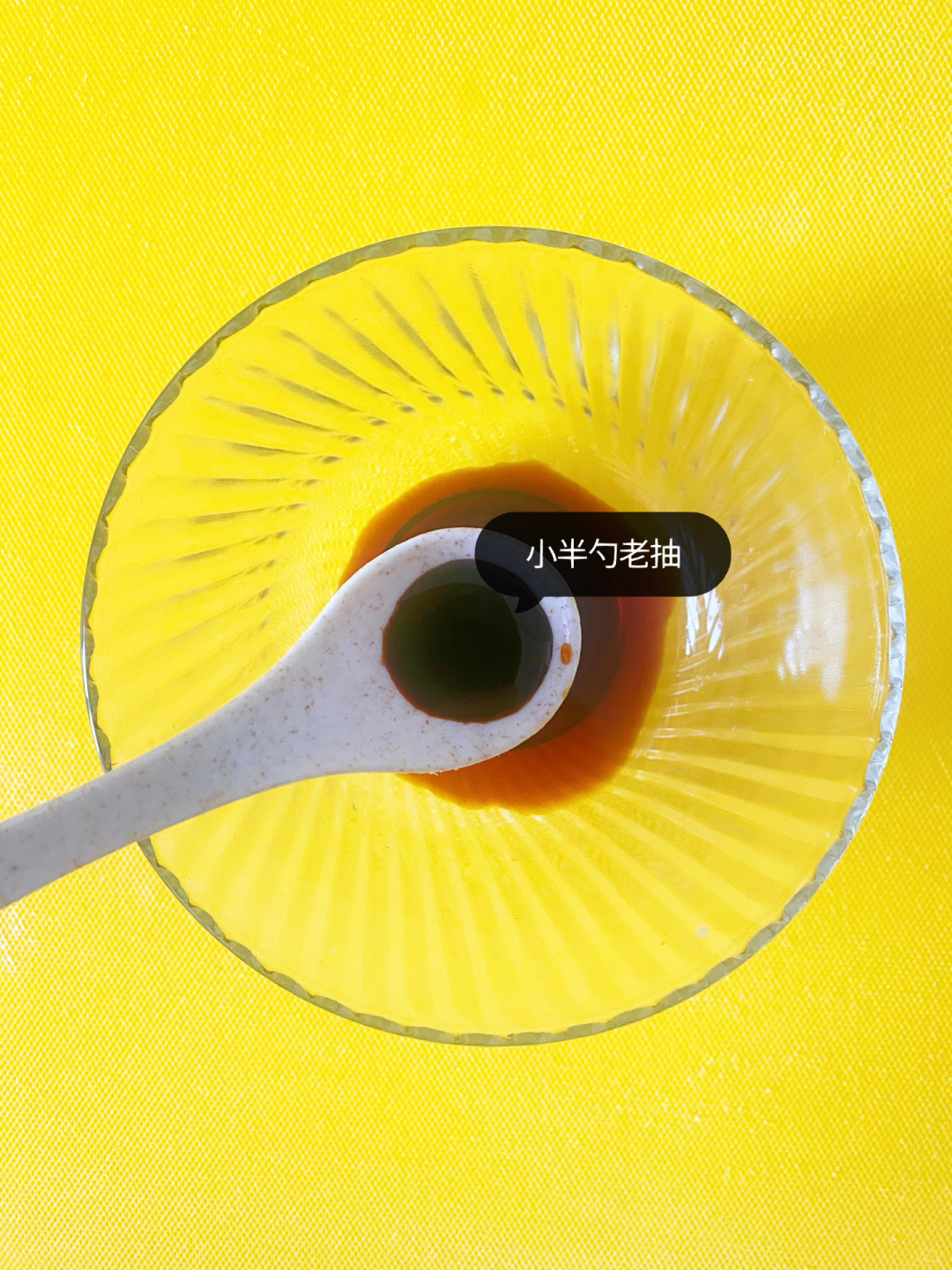 首先把杏鲍菇切成厚片给它来个花刀瞬间变身成肉感十足的美食