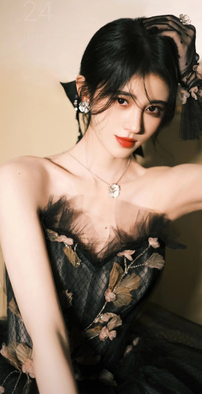鞠婧祎  是一位才华横溢的年轻女演员,她在演艺事业上不断努力,展现出