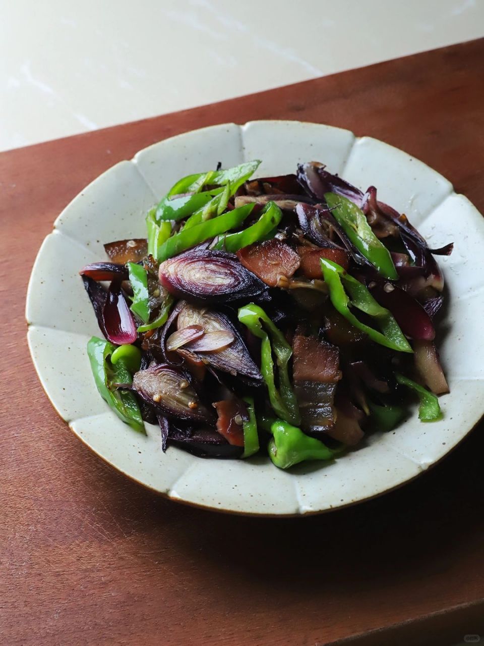 食材与吃法阳荷 阳荷炒腊肉食材阳荷腊肉青椒姜蒜干辣椒少许 阳荷是一