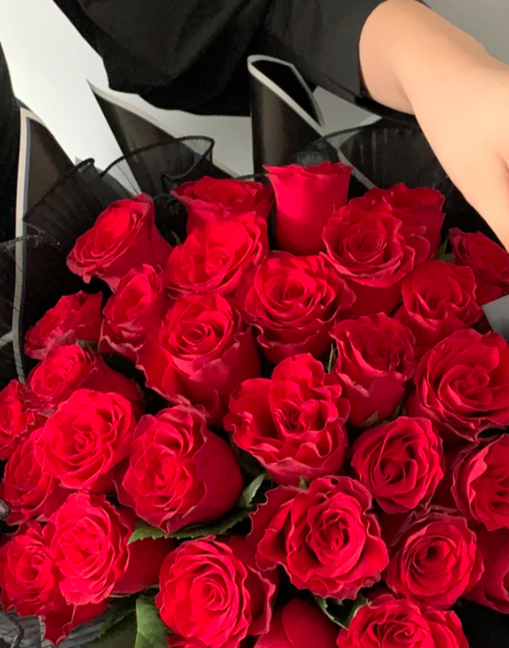 珍爱之选:33支罗德斯玫瑰花束 在繁花似锦的世界中,罗德斯玫瑰以其