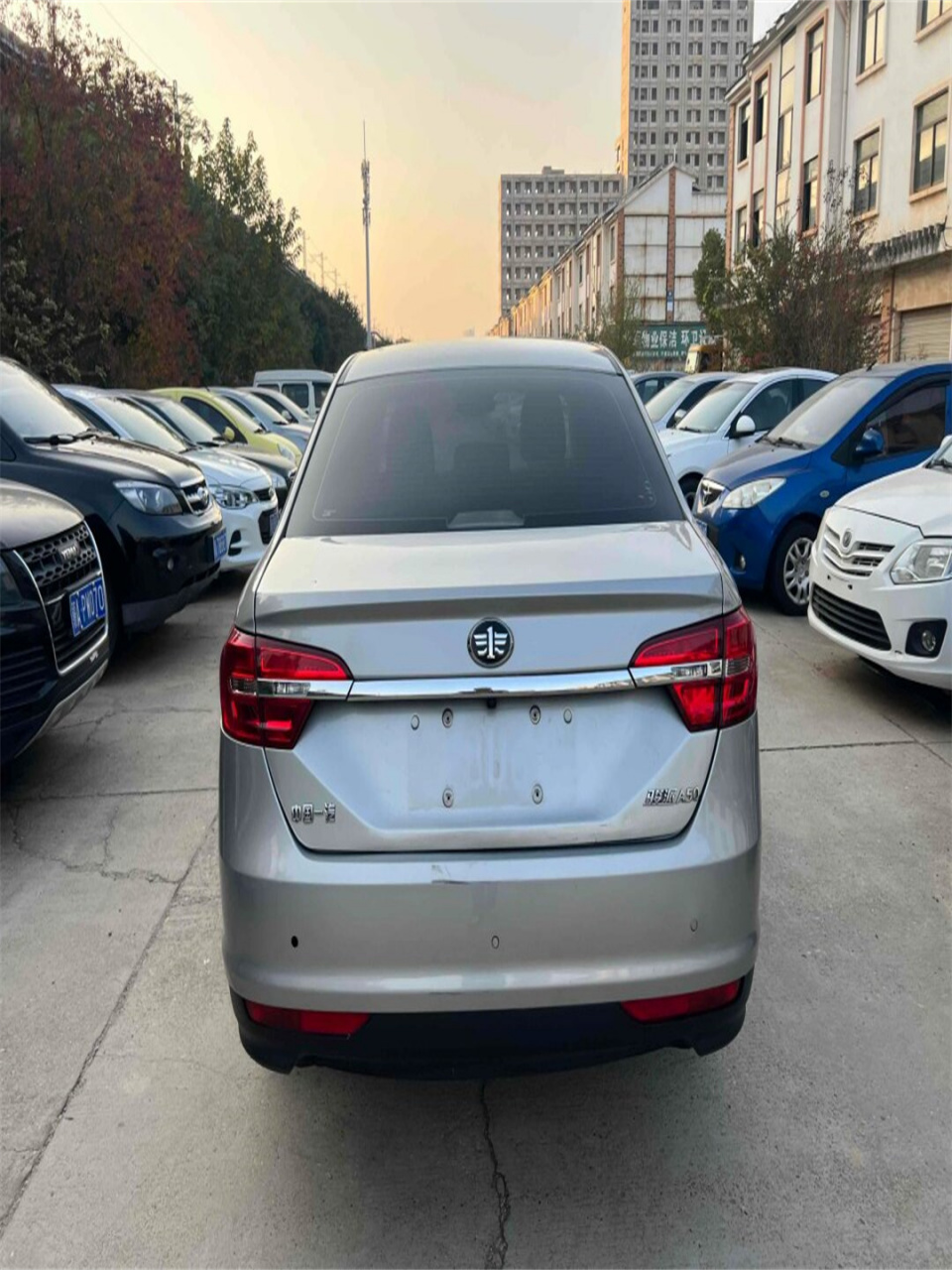 一汽骏派a50  一汽骏派a50的外观设计时尚大气,前脸采用大尺寸的进气