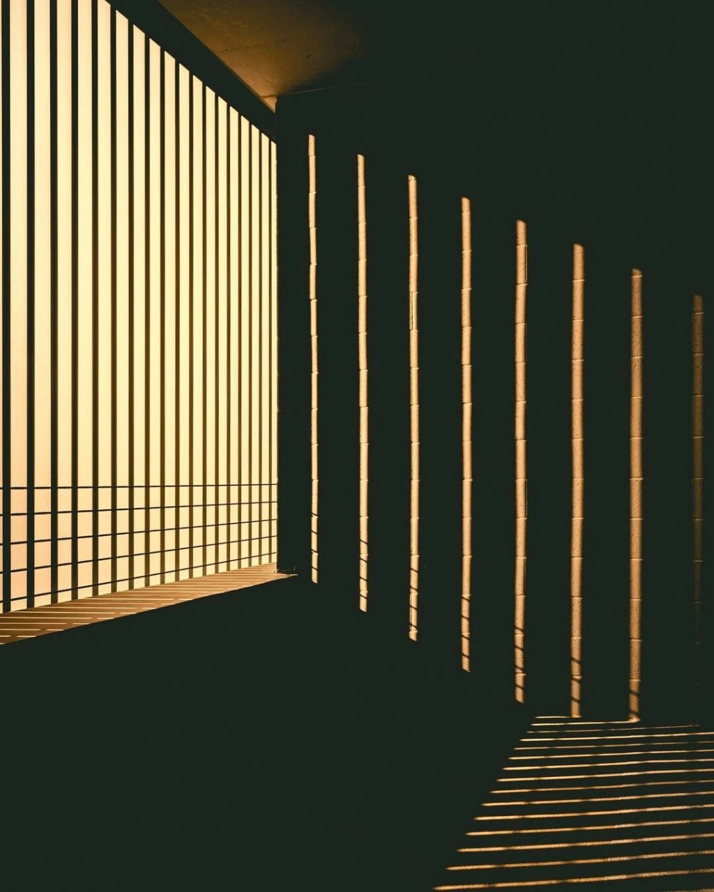 光影建筑 摄影作品赏析  建筑之美,在于几何构图的精巧,光线的均衡与