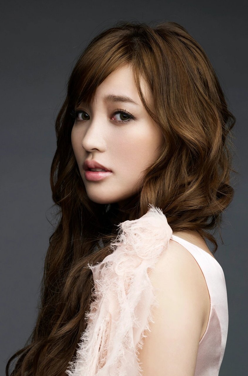 金莎与小19岁男友携手亮相 知名歌手金莎与小19岁男友甜蜜亮相,一组