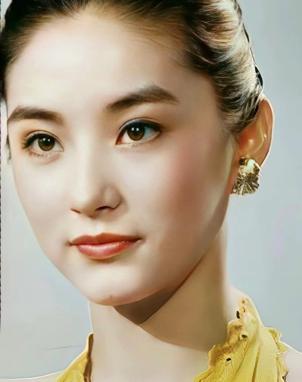 真的被林青霞的状态震惊了,哪怕老了也是优雅从容,顶级骨相加皮相