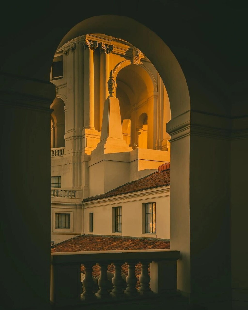 光影建筑 摄影作品赏析  建筑之美,在于几何构图的精巧,光线的均衡与
