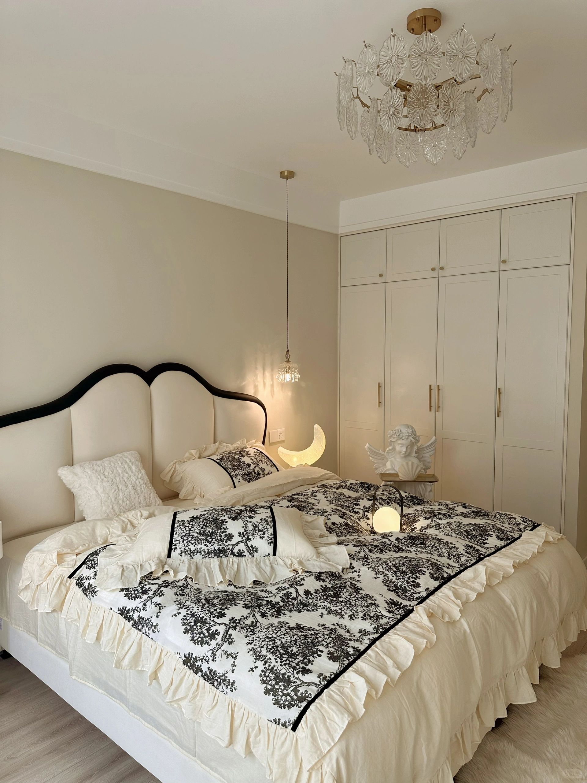 只要色彩搭配和谐,软装花点心思,每个人都能住进理想的卧室今天和大家