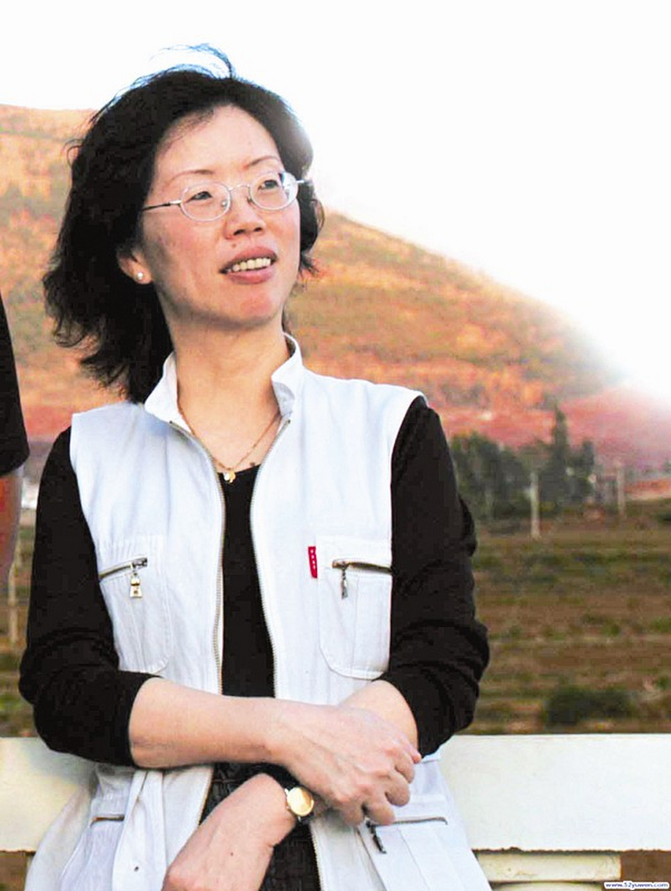 评读舒婷诗歌《呵,母亲》感人间最深沉的爱  呵,母亲 文/舒婷  你苍白