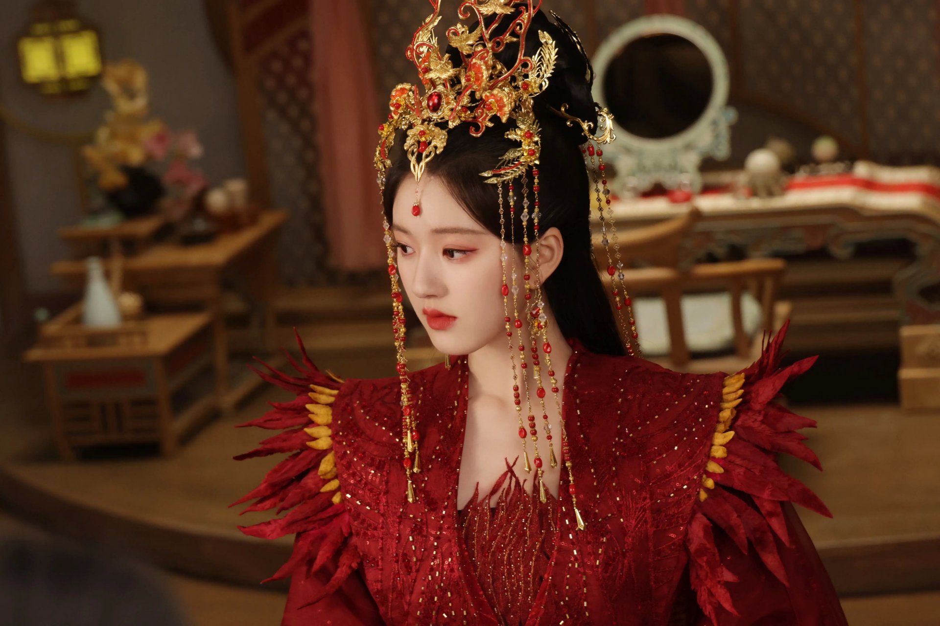 赵露思工作室分享了一组赵露思的剧照,照片中赵露思凤冠霞披,一袭红衣