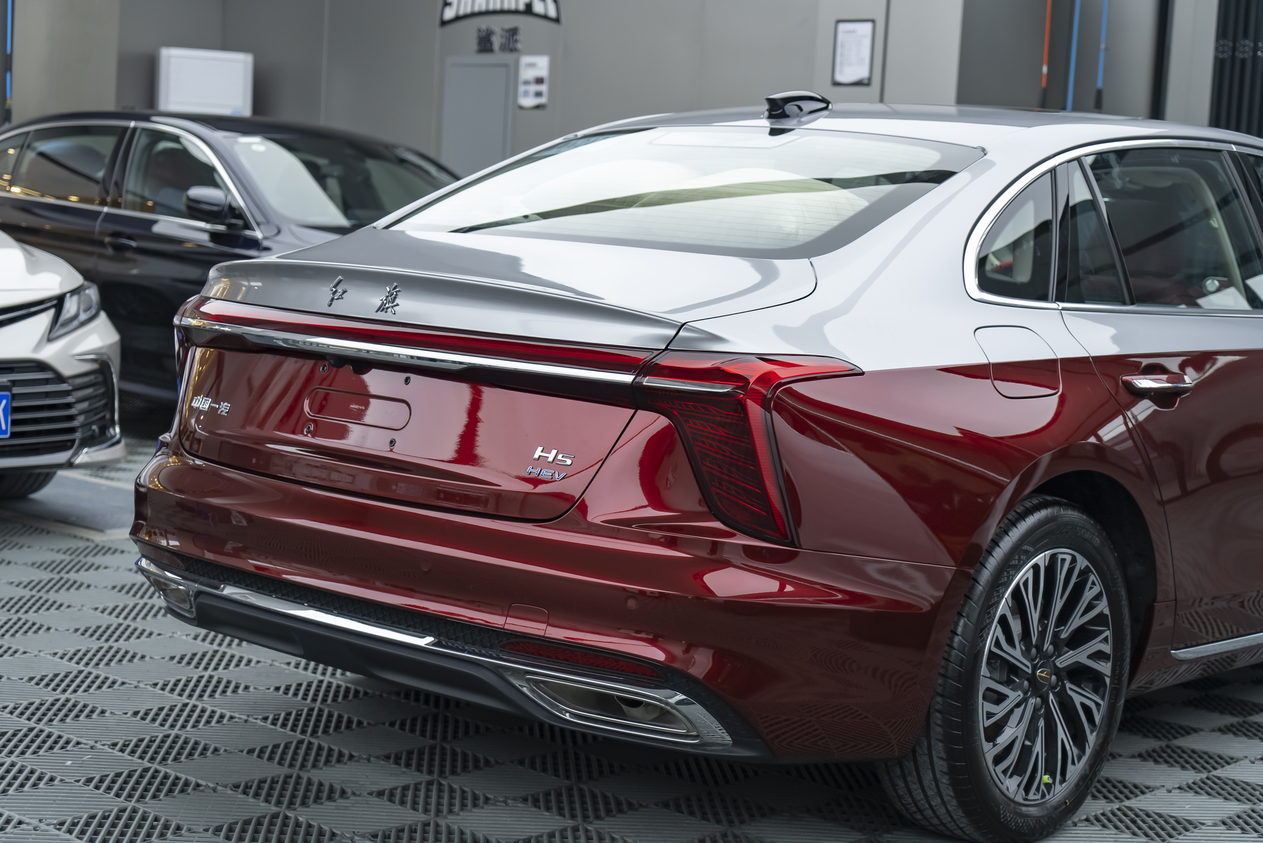 红银双拼的红旗h5,开在路上简直无敌了!