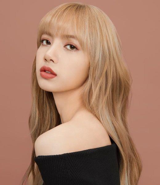 bp金智秀脚踩餐厅沙发引争议,lisa变样像印度人?