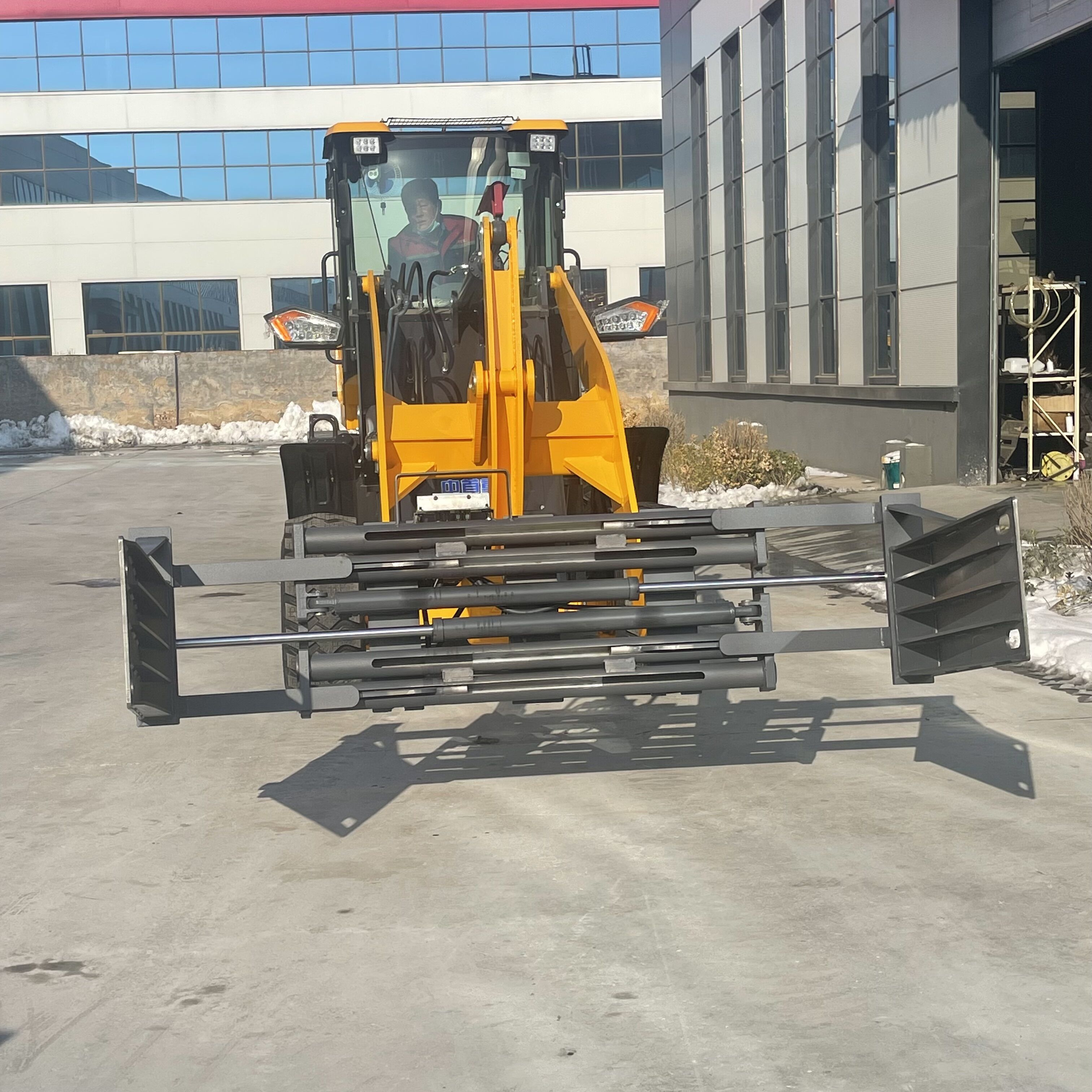 铲车加平板夹子 装载机加棉花包夹子厂 铲车抱草夹改装