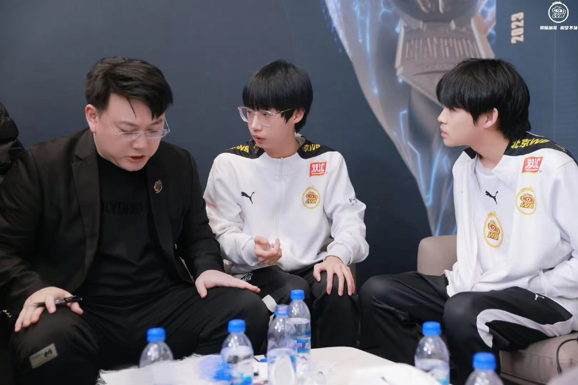 然而,赛后主教练贝克曼和核心选手暖阳遭到了粉丝的质疑和斥责.