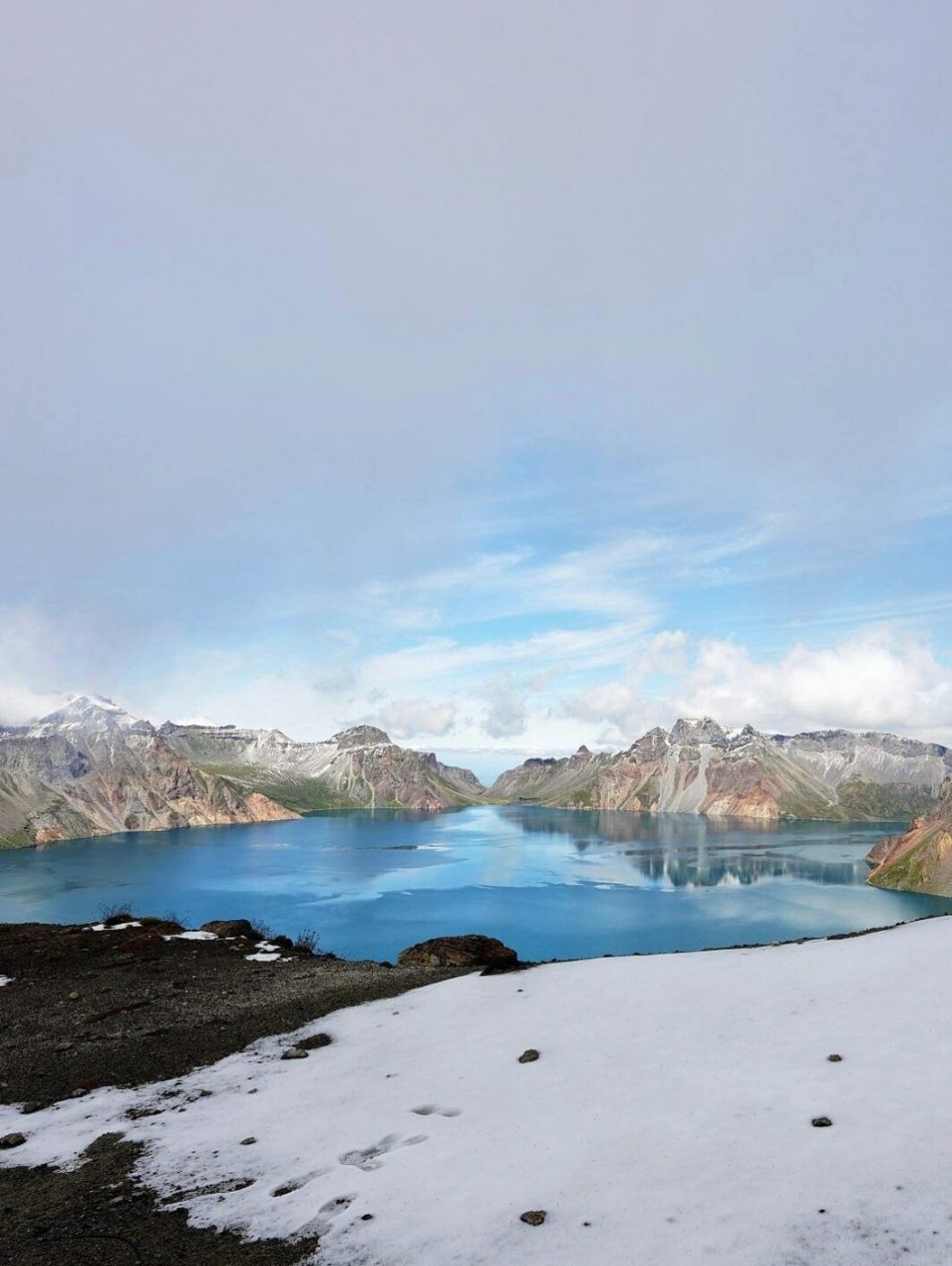 长白山天池是中国海拔最高,最深的火山湖,位于吉林省长白山自然保护区