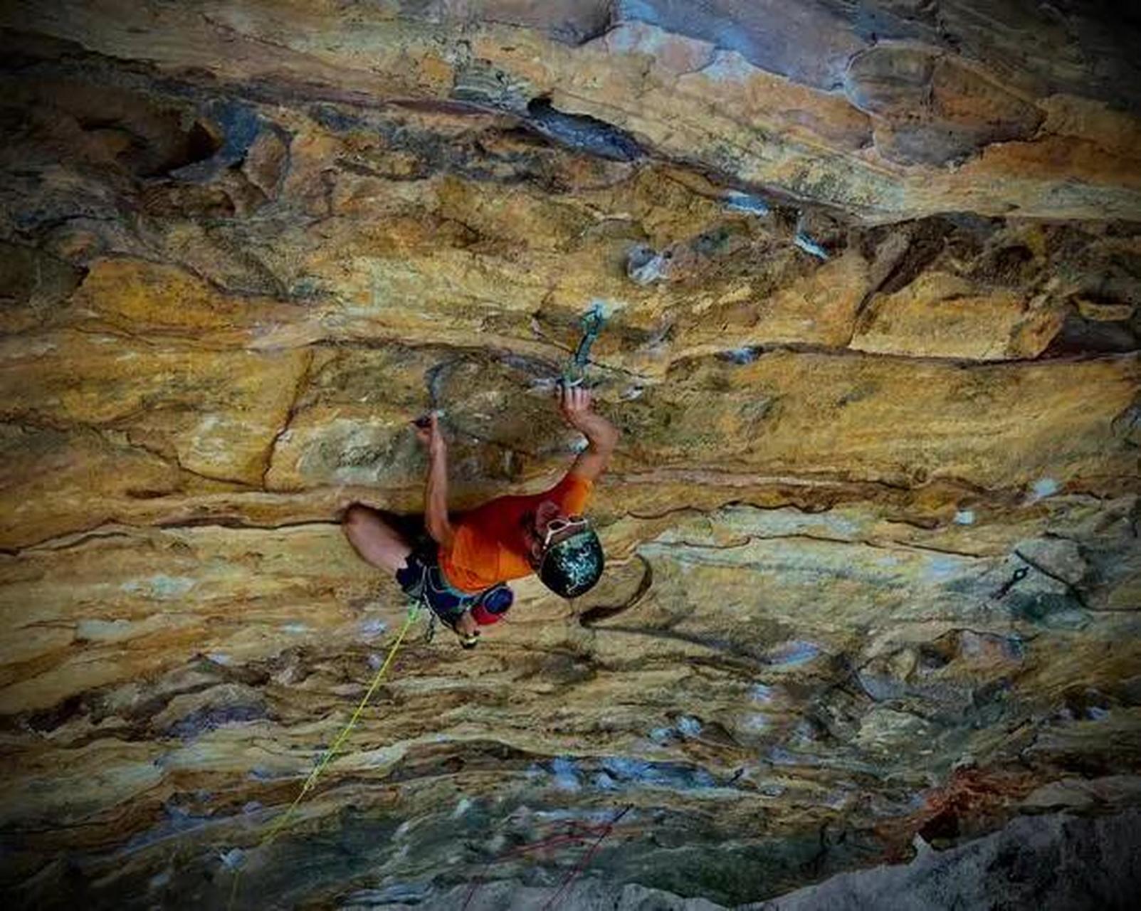 峭壁运动即攀岩运动,挑战人类极限,需运用攀爬技巧和力量攀登峭壁.